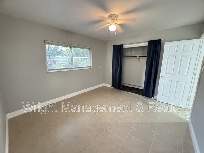 Building Photo - 427 Country Club Dr