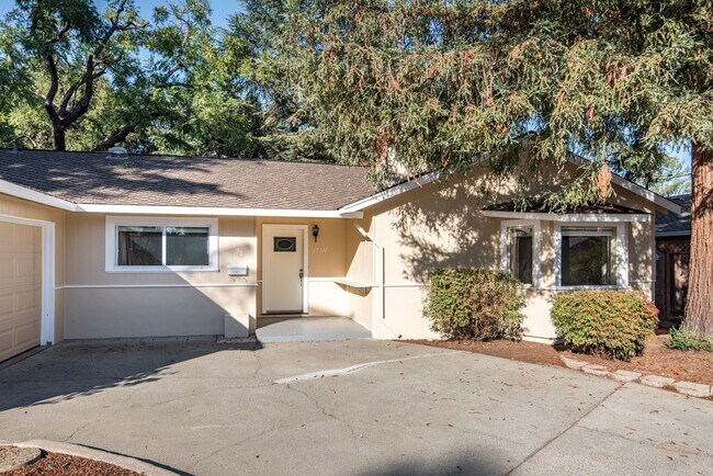 Primary Photo - Beautiful Los Gatos Home Minutes to Downto...
