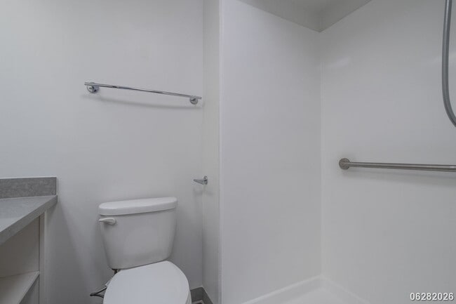 Building Photo - 2 Bd/2 Ba/1 Parking Condo in Banyan Tree Plaza, Honolulu