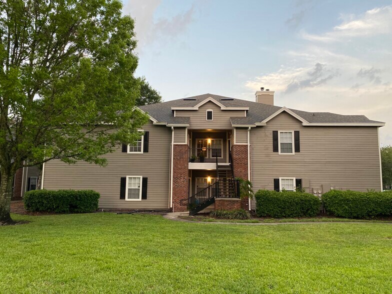 Building Photo - 10000 Gate Pky N