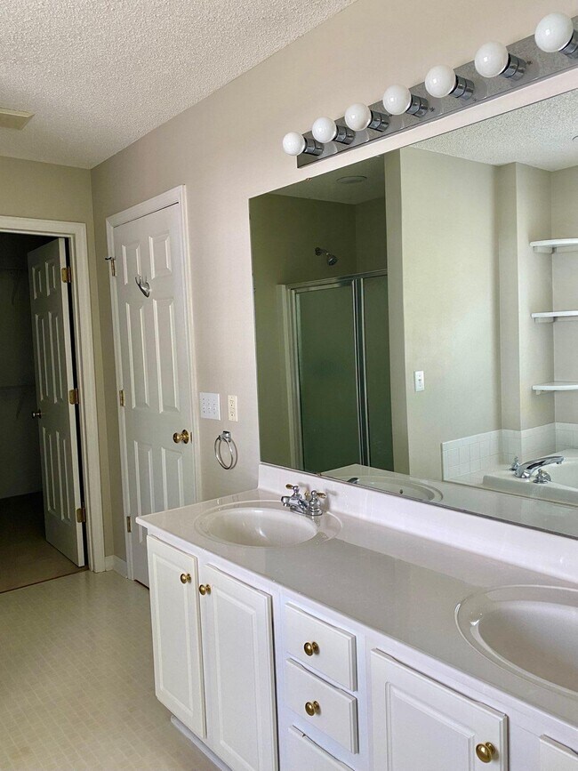 Master bath - 173 Bellhaven Dr