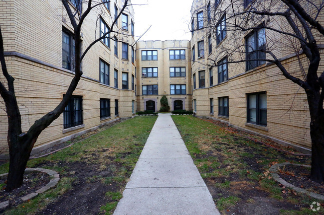 The Dickens Courtyard Apartments - The Dickens Courtyard