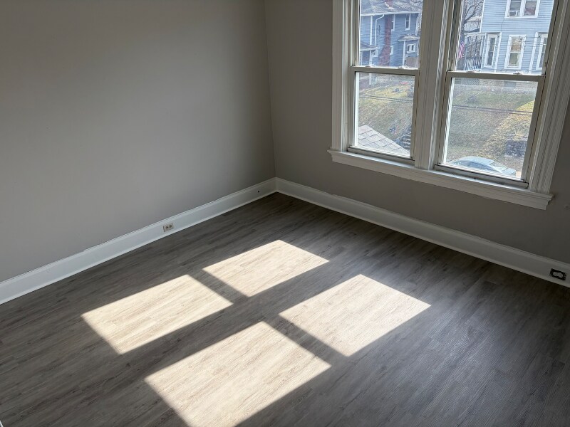 Building Photo - 1918 Elm St