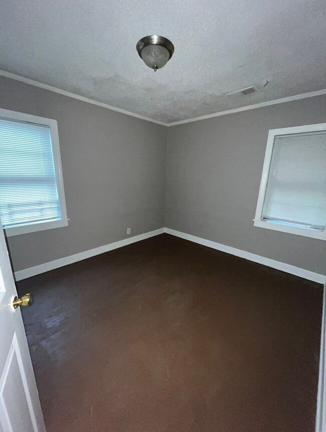 Building Photo - Renovated house in quite Neighborhood