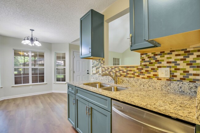 Building Photo - Spacious 3 Bedroom home