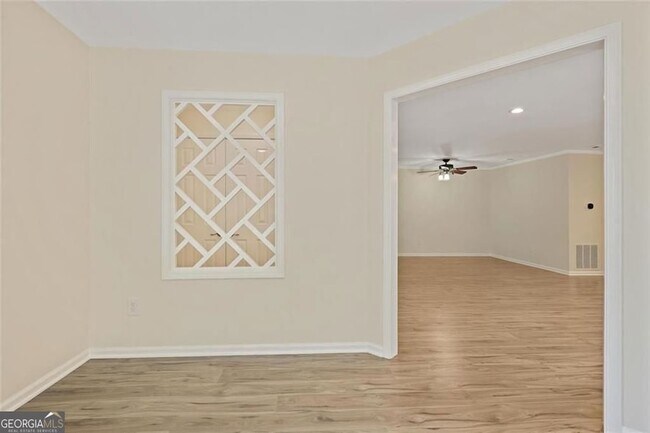 Building Photo - 911 Hollyfax Cir NE