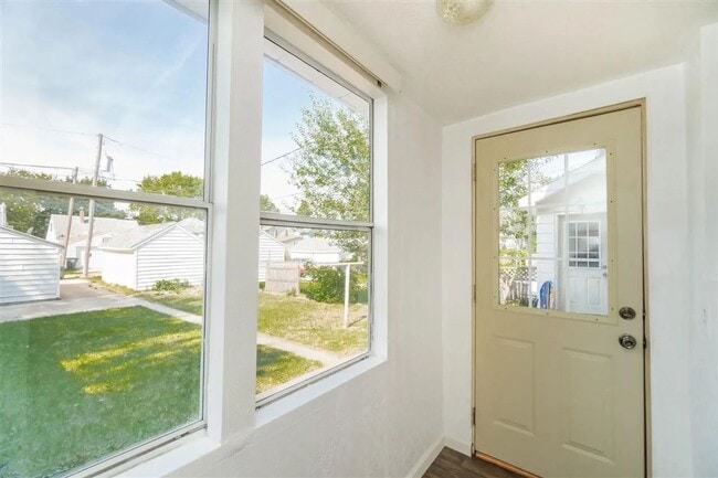 Building Photo - Charming 2 bedroom 1 bathroom townhouse