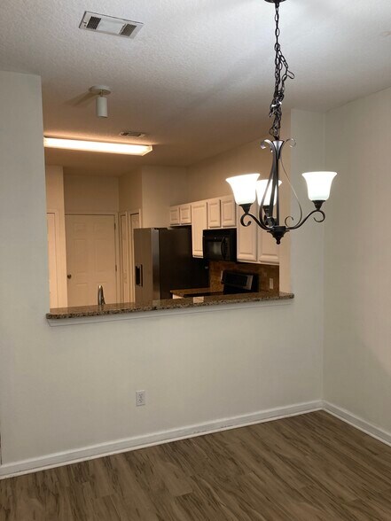 Building Photo - 421 Scrub Jay Dr