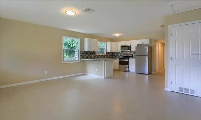 Building Photo - Home For Rent in St Petersburg!