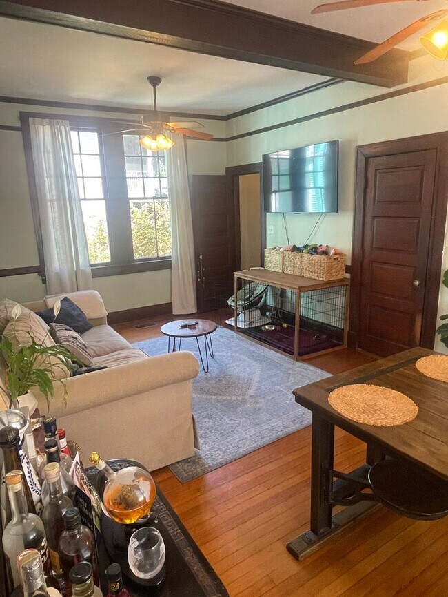 Building Photo - Gorgeous 3BD/2BA Single Family Home in Mid...