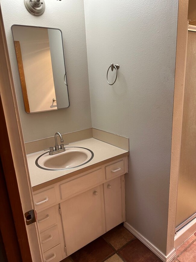 Building Photo - Beautifully updated 4 bedroom 2 bathroom h...