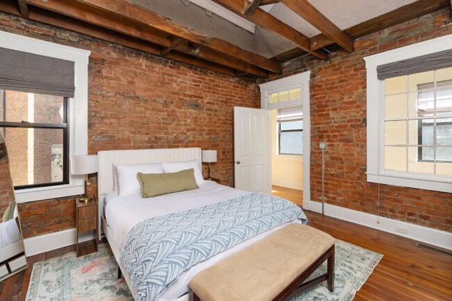 Building Photo - 152 E McMicken Ave