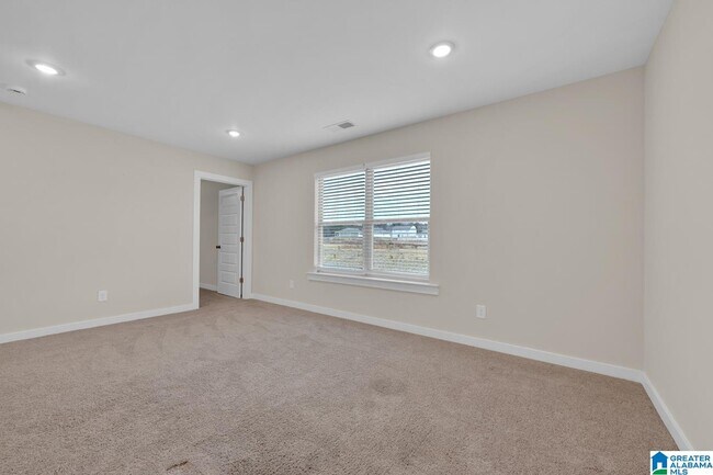 Building Photo - 170 Kings Wy