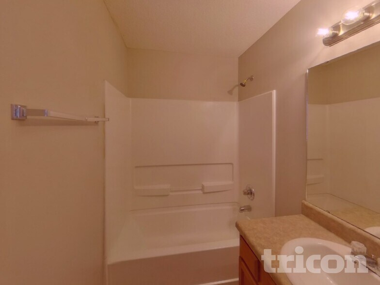 Building Photo - 732 Elderberry Ln