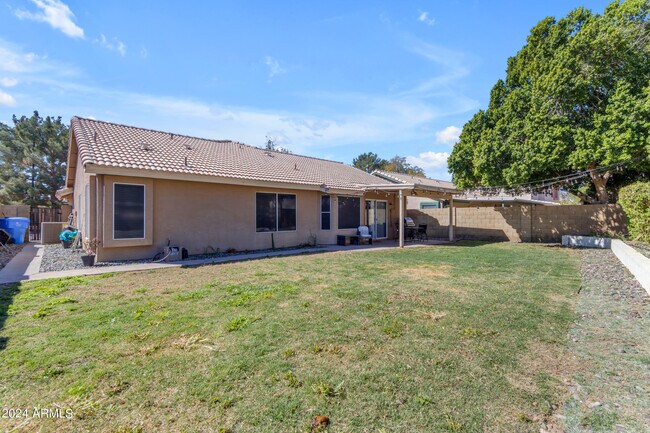 Building Photo - 1114 E Artesian Way