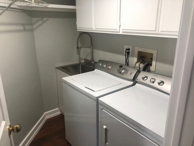 Washer dryer - 20950 Oxnard St