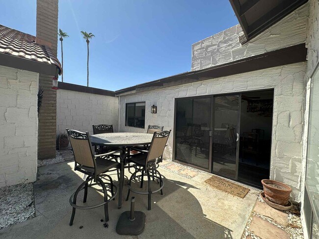 Building Photo - 2350 E Miramonte Cir