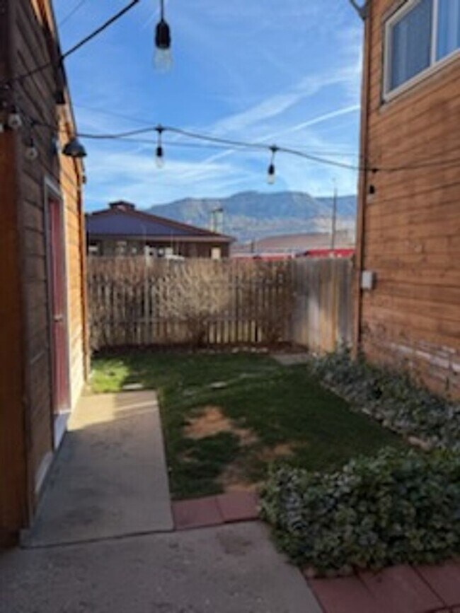 Building Photo - 318 W Second St