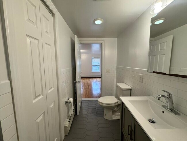 Building Photo - 146 Webster Ave