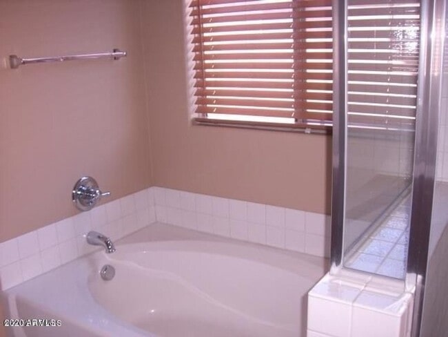 Building Photo - Gorgeous Large 4 Bed 2.5 Bath Home with lo...