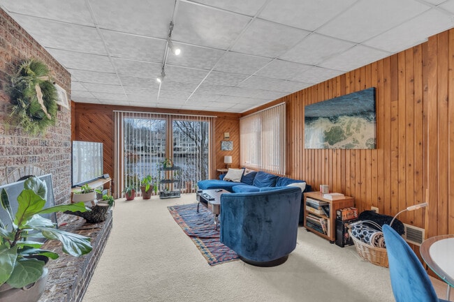 Building Photo - 2028 Upper Lake Dr