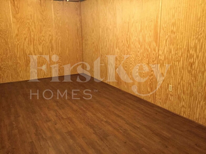 Building Photo - 8130 Stonebrook Dr