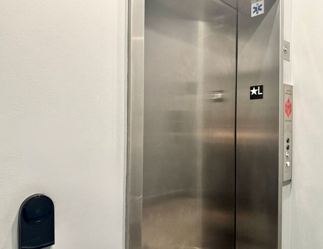 Building Photo - Maison à SOMA  |Secured Smart Access. Mode...