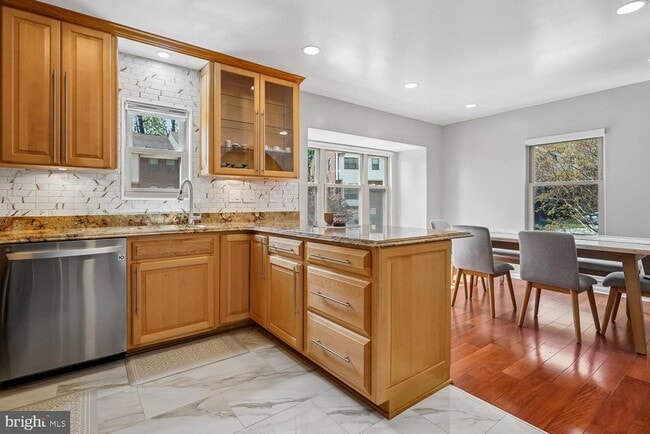 Building Photo - 6608 Westbury Oaks Ct