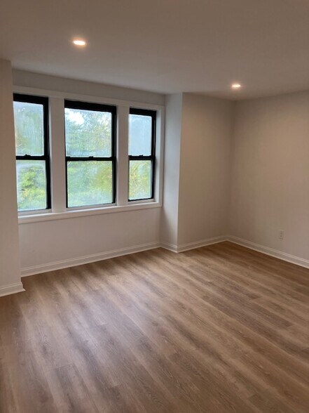 Building Photo - 214 Rockland Ave