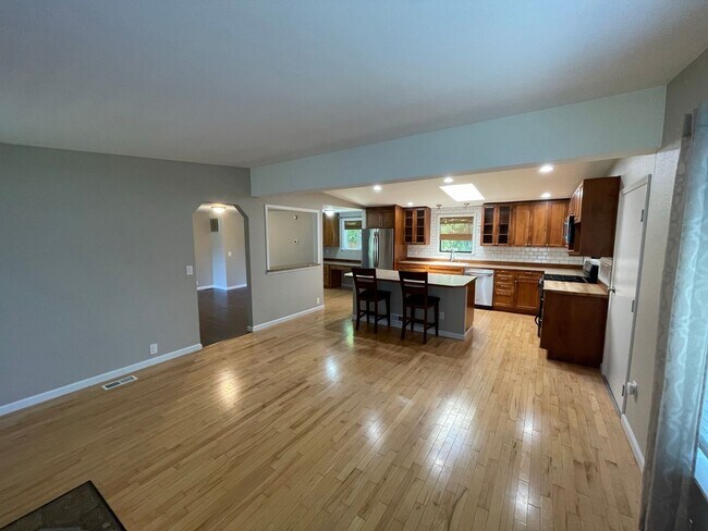 Building Photo - 4113 Kingsway