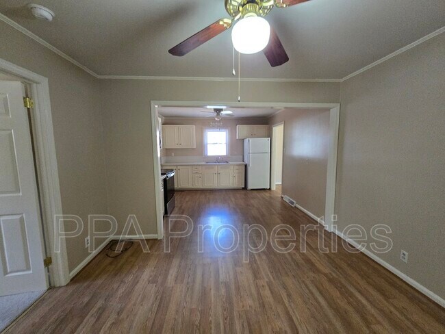 Building Photo - 404 Oakgrove Dr