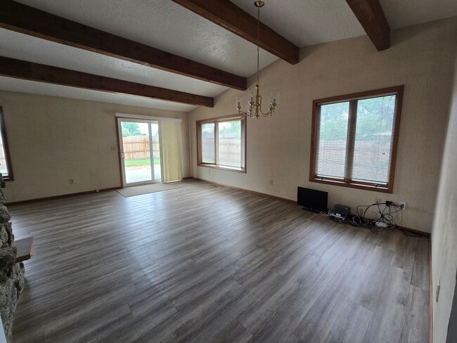 Building Photo - Large 5 Bed, 3 Bath House