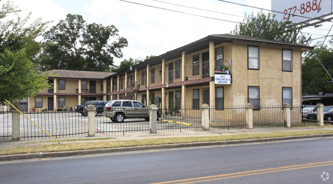 Building Photo - Town Lake Villas