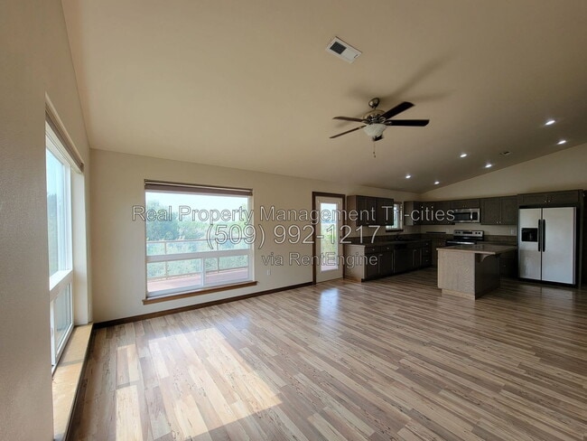 Building Photo - 689 Tanglewood Dr