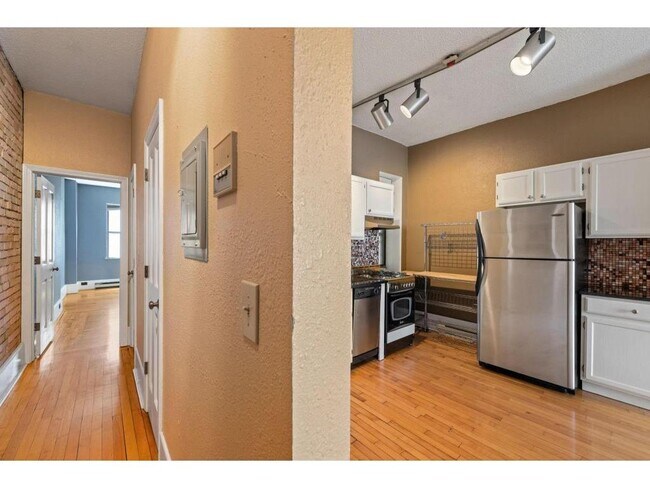 Building Photo - 609 S 9th St