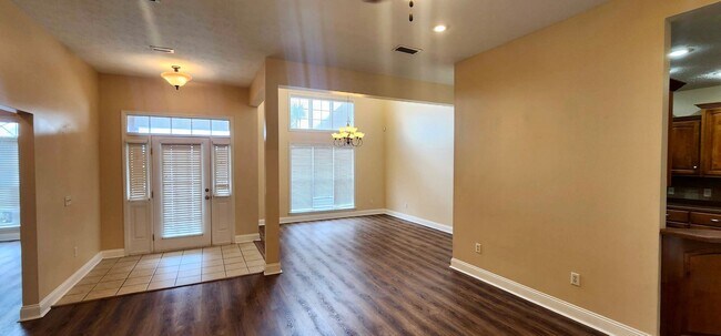 Building Photo - Offering First two weeks free for approved applicant