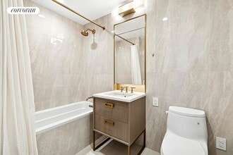 Building Photo - 3 Ct Square W