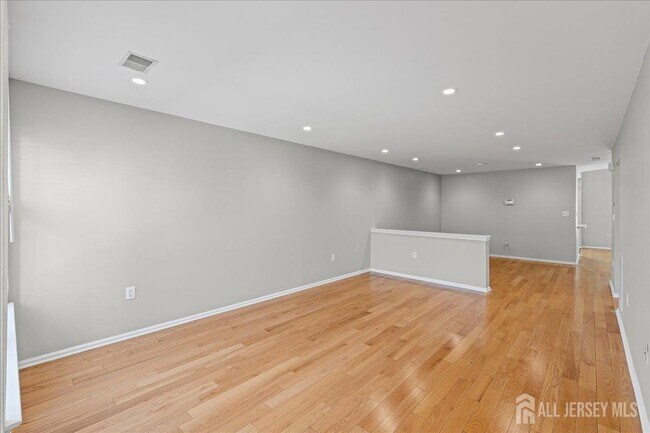 Building Photo - 302 Wellington Park Dr