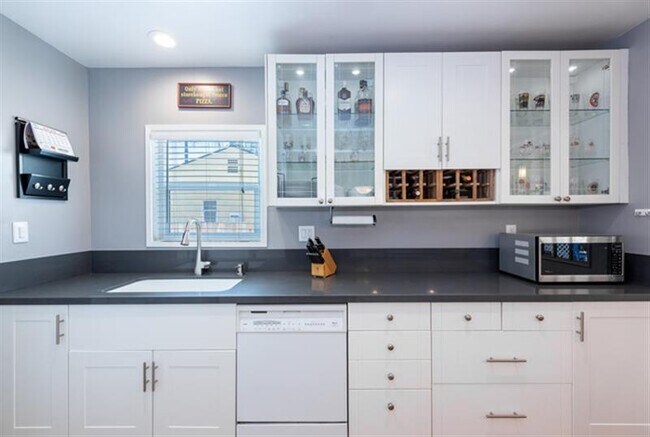 Building Photo - 5865 Vesper Ave Rental