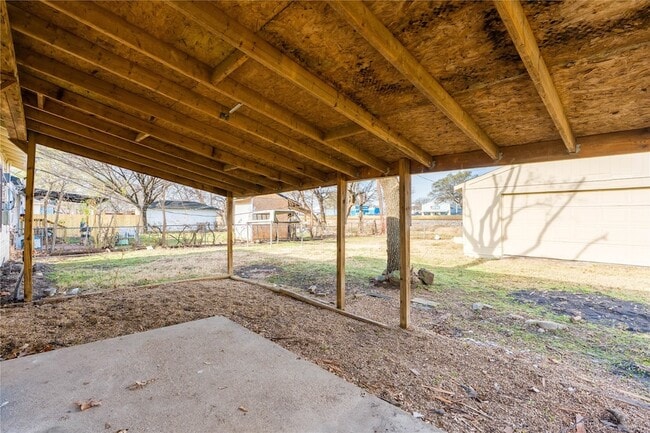 Building Photo - 2145 Sharon Dr