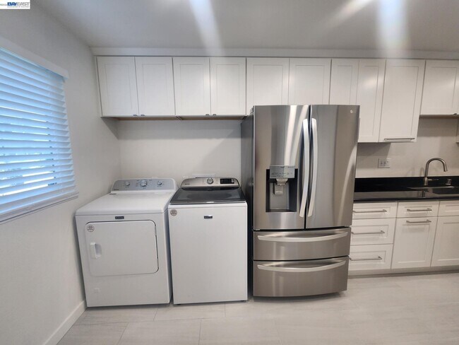 Building Photo - 749 Palomino Dr