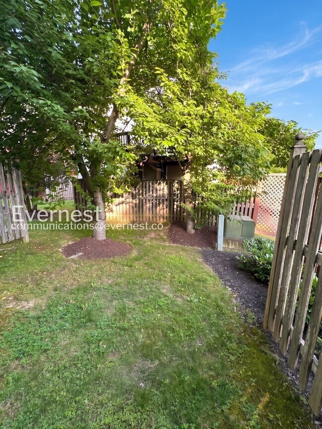 Building Photo - 2 Bed/1.5 Bath Townhome with Garage / Vouchers Accepted / Available Now!