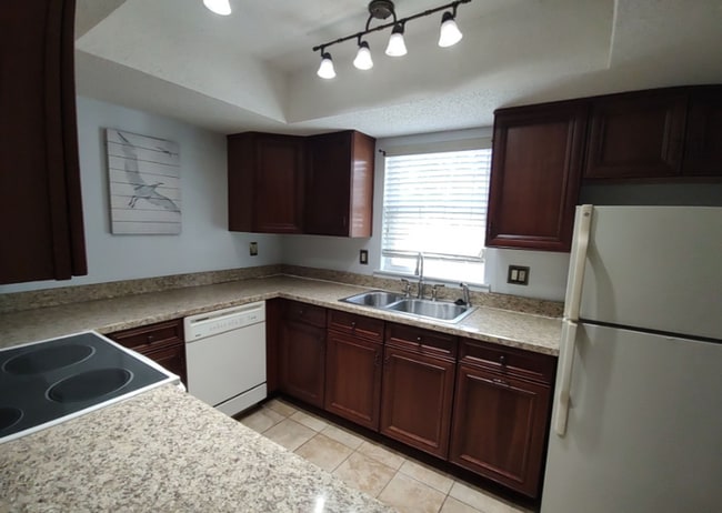 Building Photo - Charming 2 Bedroom/2 Bathroom with Sunroom...