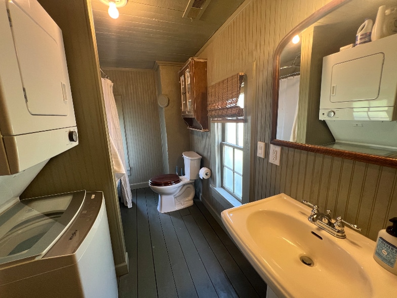 Building Photo - 614 W Holt St