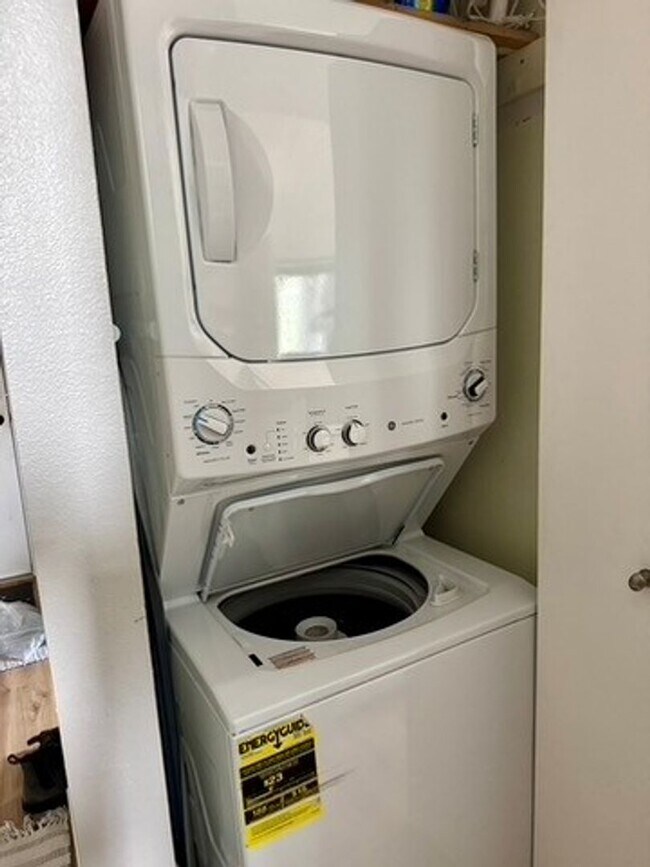 Building Photo - Large Two bedroom, Two Bath Furnished, all Inclusive mid term rental.