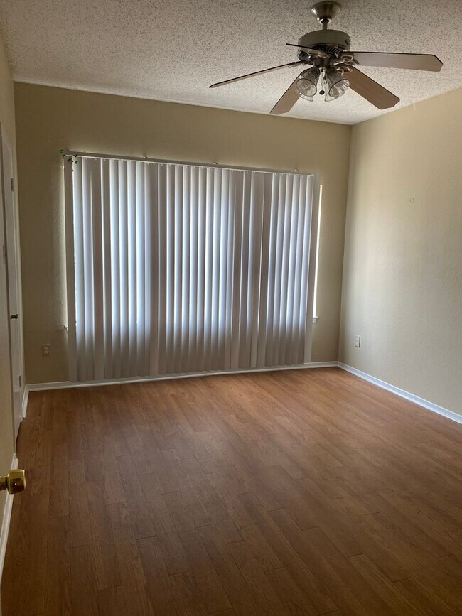 Building Photo - K242 - Croix #219