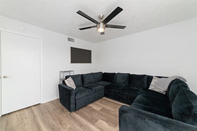 Building Photo - 717 Davis Rd