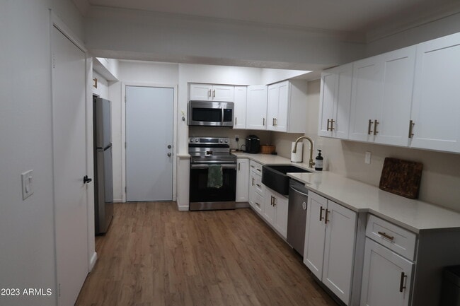 Building Photo - 810 E Colter St