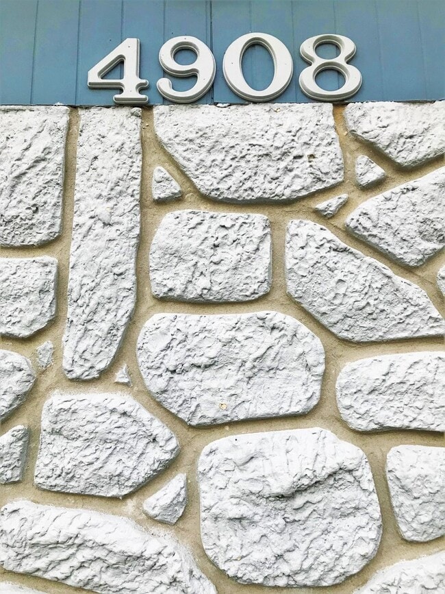 Building Photo - Holiday Heights