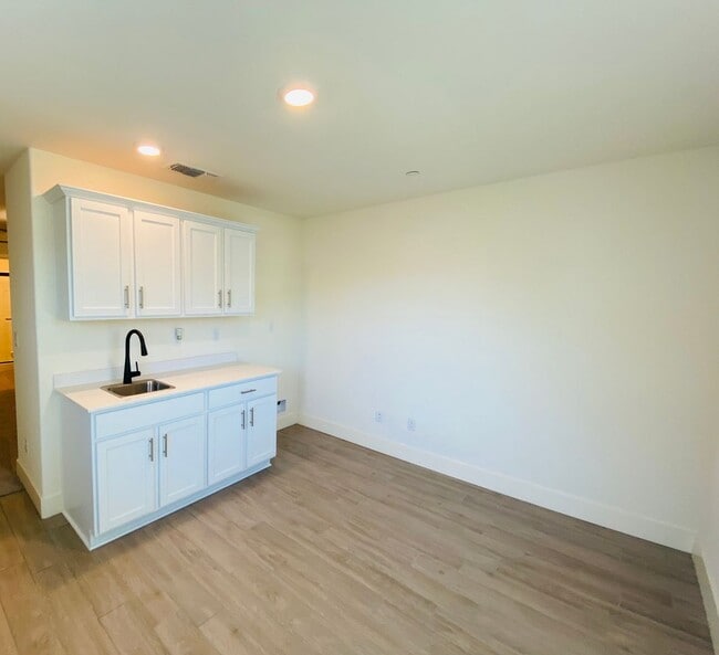 Building Photo - Beautiful 5 Bedroom 3.5 Bath Two-story sma...